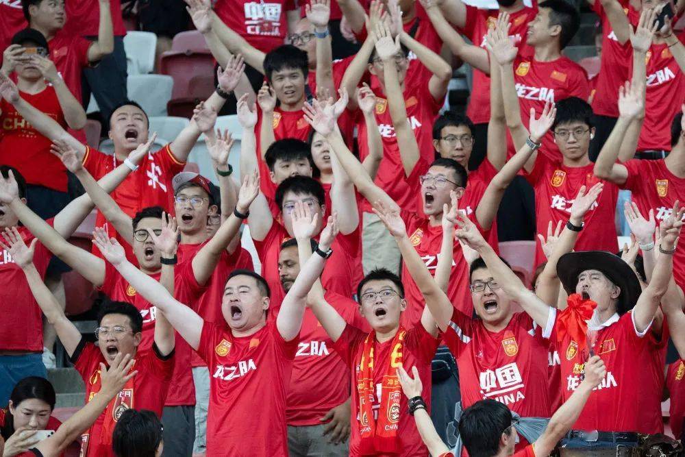 球迷热情高涨，为心爱球队加油助威！