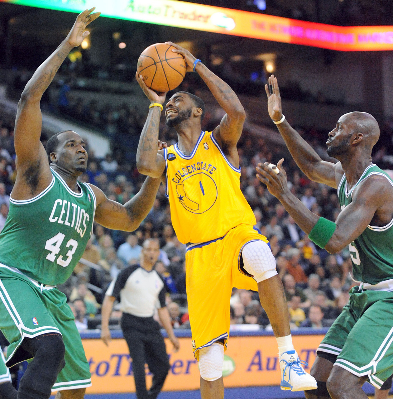 勇士击败凯尔特人，取得十连胜